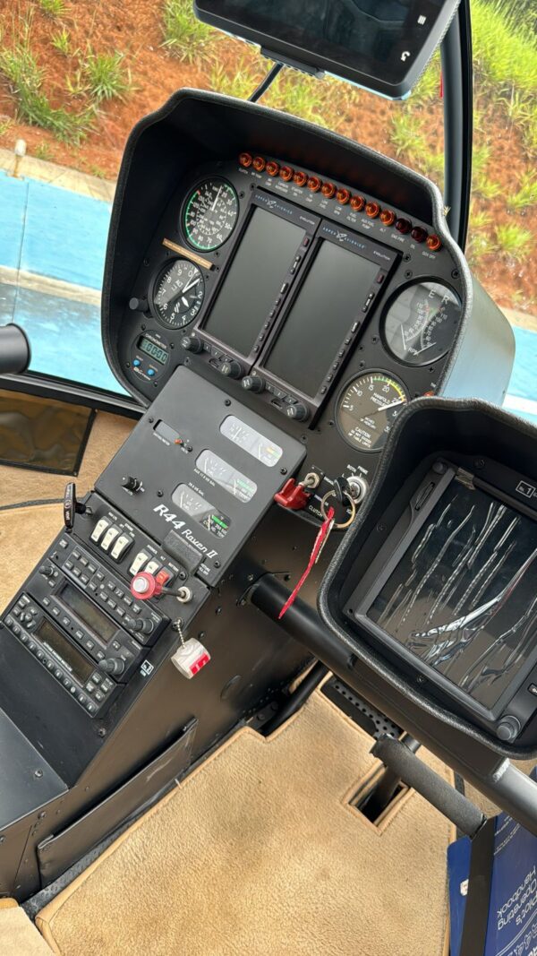 Robinson R44 Raven II  Ano2015 - Image 4